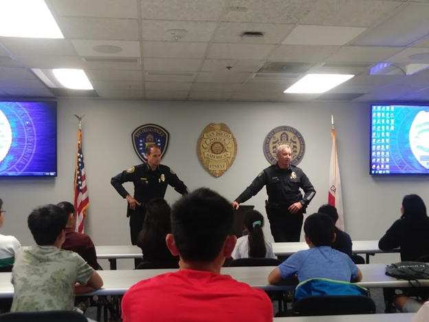走进圣地亚哥警察局 — 圣地亚哥亚裔平权会青少年社区活动